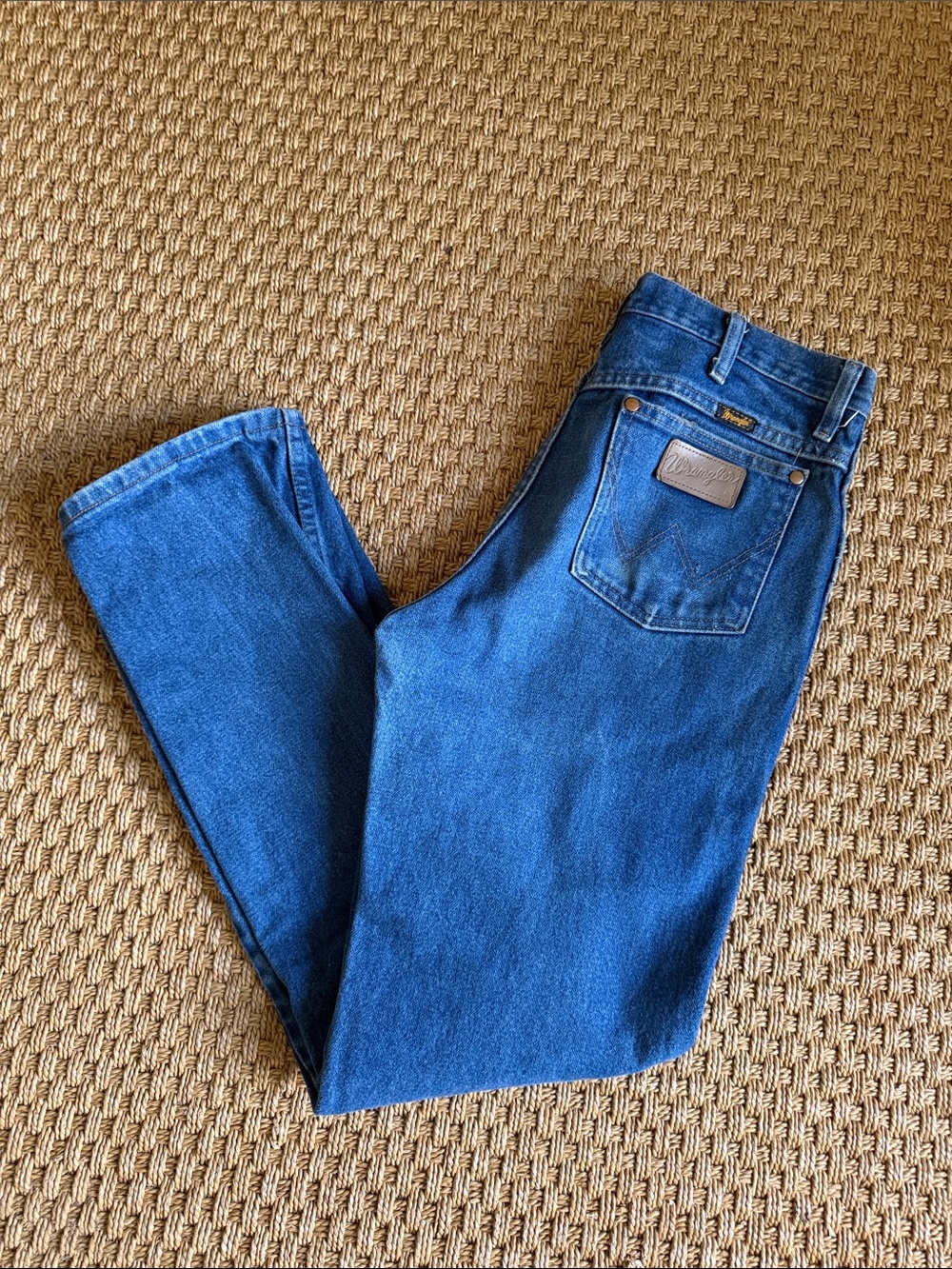 Wrangler Men’s Straight Leg Jeans in Medium Blue Denim  / Worn in, 31x32